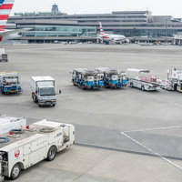 成田空港ターミナル前のグラウンドハンドリング車両の写真