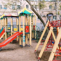 海外の公園に設置された色彩豊かなブランコと滑り台の写真