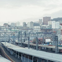 ロシアの駅と街並み、プラットフォームの列車と都市風景の写真