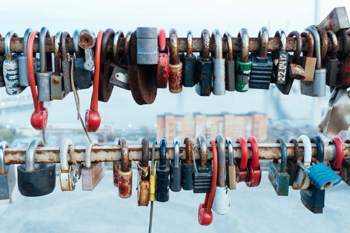 手すり一杯に掛けられた南京錠、カップルの愛の記念