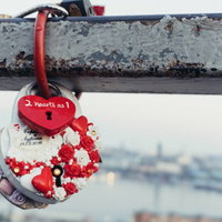 2 hearts as 1 赤いハート型南京錠に刻まれた愛の誓いの写真