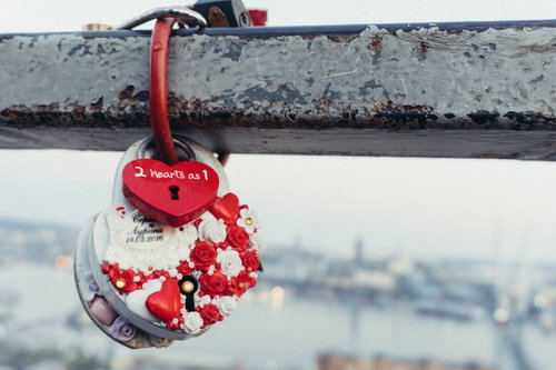 2 hearts as 1 赤いハート型南京錠に刻まれた愛の誓い