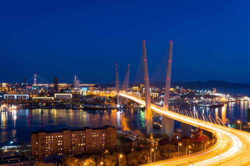 ロシア・ウラジオストクの夜景を照らす鷹の巣展望台