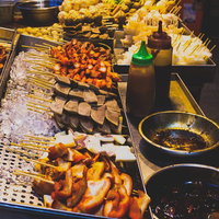 香港尖沙咀の夜市屋台にある焼き鳥店の串焼き料理の写真