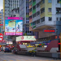香港旺角のメインストリートの交差点の街並みの写真