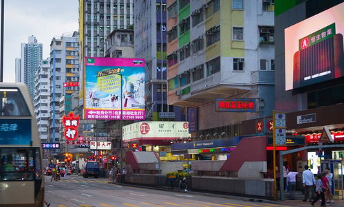 香港旺角のメインストリートの交差点の街並み