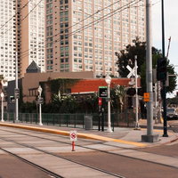 サンディエゴ・トロリーの停車場と高層ビル群の写真