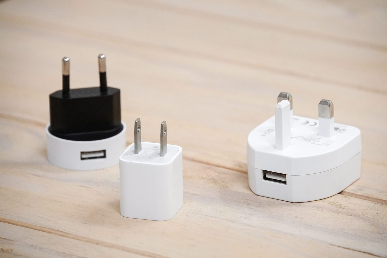 白と黒のUSB電源アダプタと複数種類のコンセント
