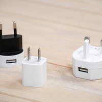 海外渡航時に必要な複数種類のUSB電源アダプタとコンセントの写真