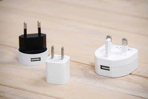 海外渡航時に必要な複数種類のUSB電源アダプタとコンセント