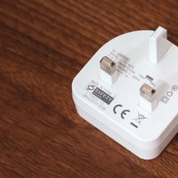 香港・英国・台湾の電源プラグとコンセントの写真