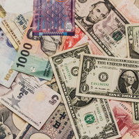 散らばった海外の紙幣とドル札の投資と資産運用の写真