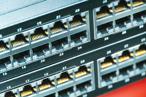 データセンターに整然と並ぶ黄色いケーブル接続のLANポート