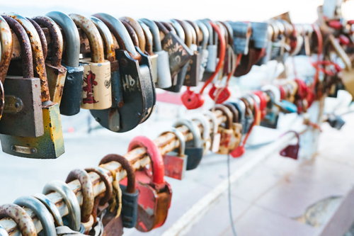 手すりにギッシリ詰められた色とりどりの南京錠