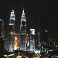 クアラルンプールのペトロナスツインタワーの夜景と都市風景の写真