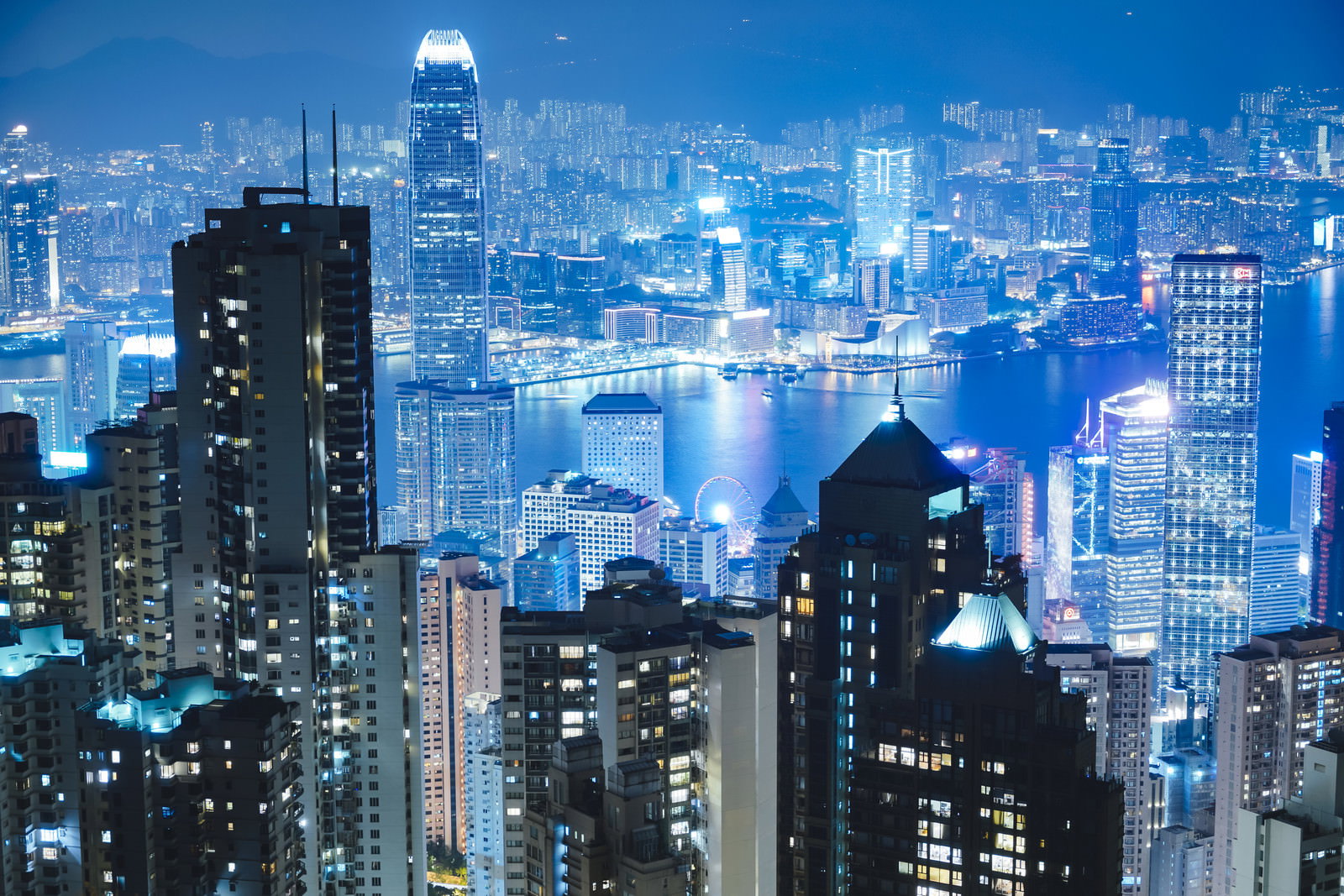香港島の山頂から見下ろした夜景、高層ビル群の明かりが青い夜空に映える