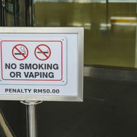 タバコもVAPE（電子たばこ）もダメ！の看板の写真