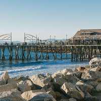 カリフォルニア・レドンドビーチの木橋と岩場の写真