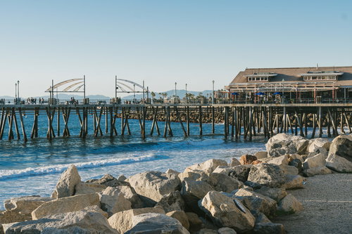 カリフォルニア・レドンドビーチの木橋と岩場