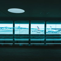 エアポートの動く歩道と滑走路を望む風景の写真