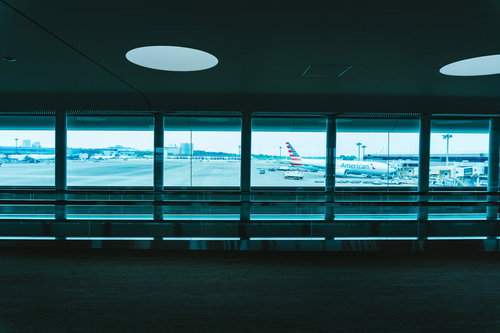 エアポートの動く歩道と滑走路を望む風景