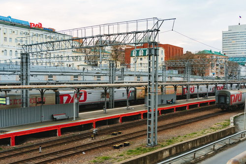 ウラジオストクの駅ホームに停車する赤いラインの電車