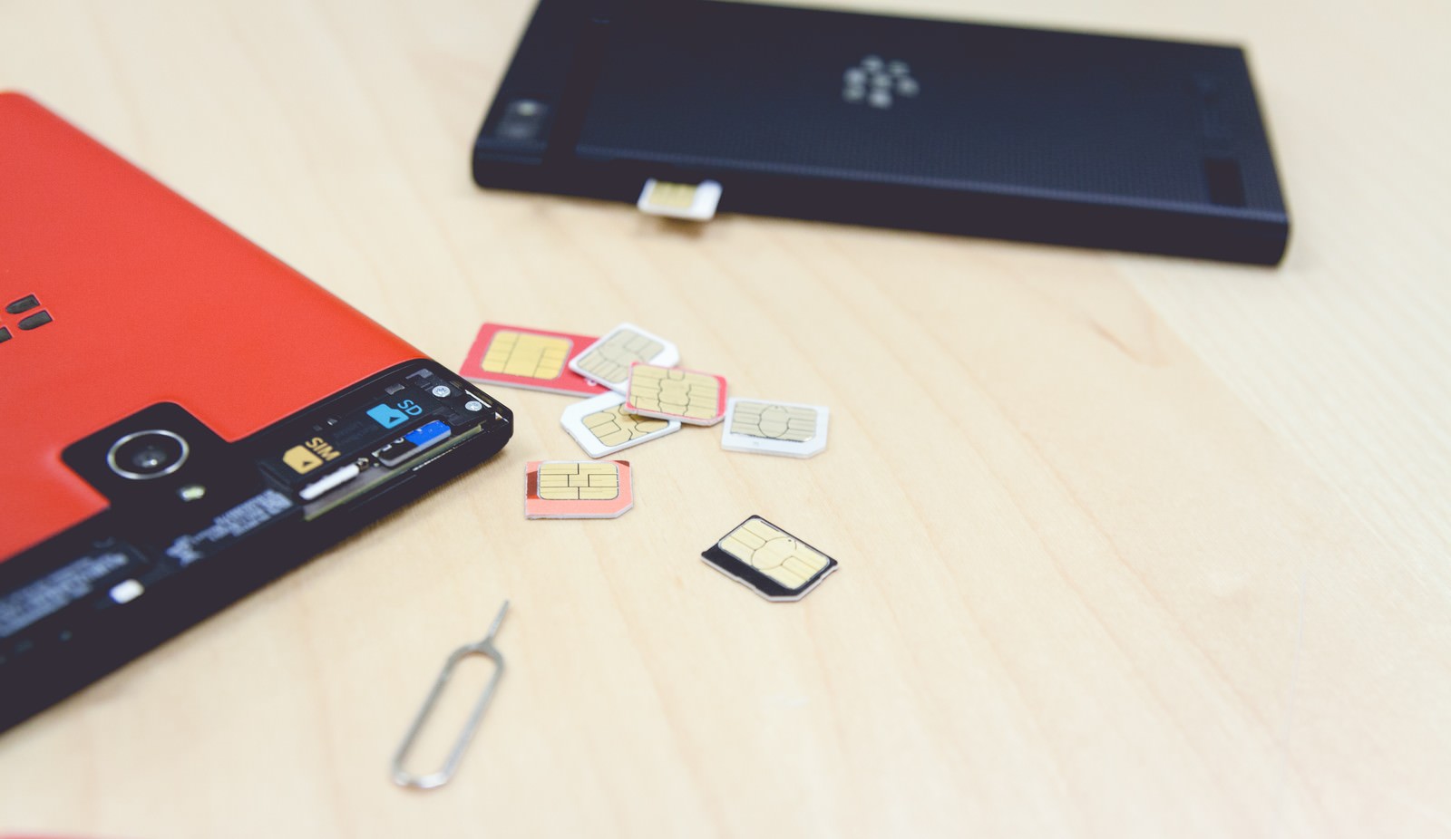 スマートフォンとSIMカードが台の上に並ぶ