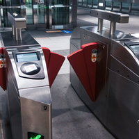 台北の地下鉄改札機と駅構内の風景の写真