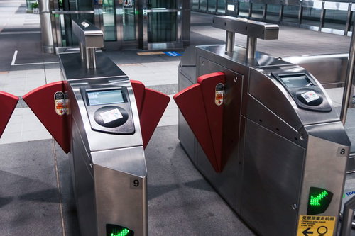 台北の地下鉄改札機と駅構内の風景の写真