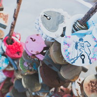 観光地に取り付けられたカラフルなハート型の南京錠の写真