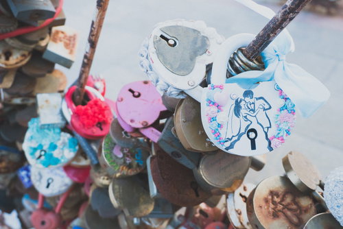 観光地に取り付けられたカラフルなハート型の南京錠