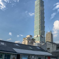 台北101と古い町家の対比～台湾の都市風景の写真