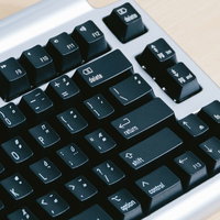 シルバーボディの黒いキースイッチが搭載されたメカニカルキーボードの写真