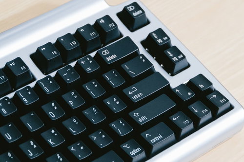 シルバーボディの黒いキースイッチが搭載されたメカニカルキーボード