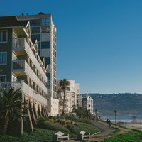 レドンドビーチの海沿いコンドミニアムと白いテラスの写真