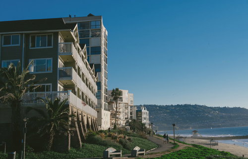 レドンドビーチの海沿いコンドミニアムと白いテラス