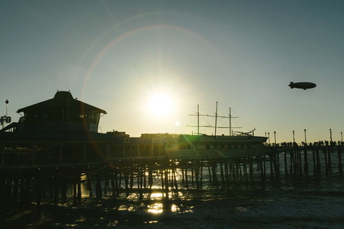 夕陽が照らすロサンゼルス・レドンドビーチの桟橋と帆船