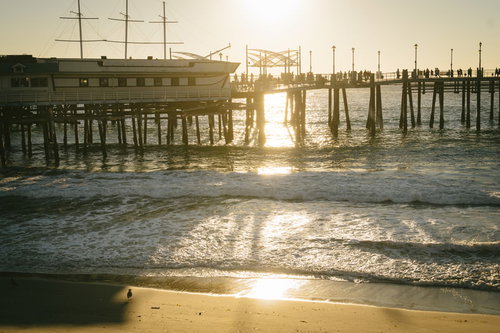 日が落ちたレドンドビーチのキングハーバーと帆船