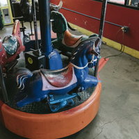 色あせて錆びた子供用メリーゴーランドの遊園地遊具の写真