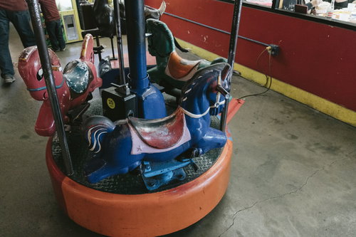 色あせて錆びた子供用メリーゴーランドの遊園地遊具