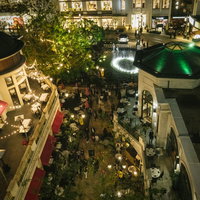 夜間にライトアップされて人で賑わうThe Groveの施設の写真