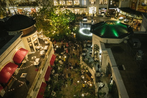 夜間にライトアップされて人で賑わうThe Groveの施設