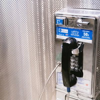 海外の空港で見られた懐かしいダイヤル式公衆電話の写真
