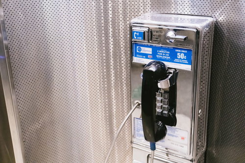 海外の空港で見られた懐かしいダイヤル式公衆電話