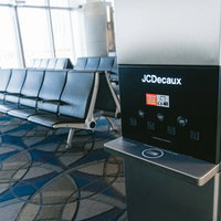 空港の待合室にあるモバイル機器充電スペースの写真