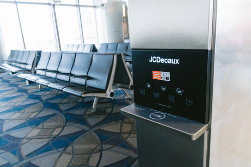 空港の待合室にあるモバイル機器充電スペース