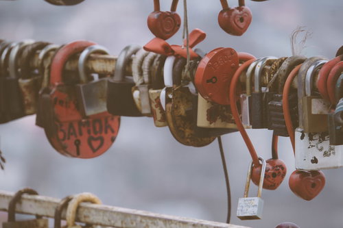 取り付けるスキマもない観光地の南京錠、愛の鍵が密集（海外）