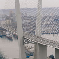ウラジオストクの黄金橋、ゴールデンホーン湾に架かる斜張橋の写真
