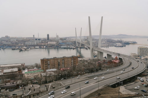 ウラジオストクの金角湾にかかる斜張橋の夜景