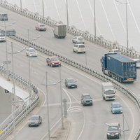 橋の上を走行する車が渋滞するロシアの道路の写真